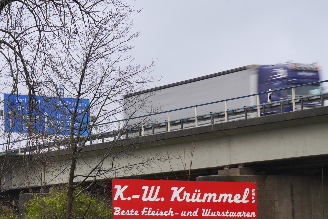 A40 in Bochum: Die Brücke aus der Sicht des Schlachthof-Geländes an der Freudenbergstraße.