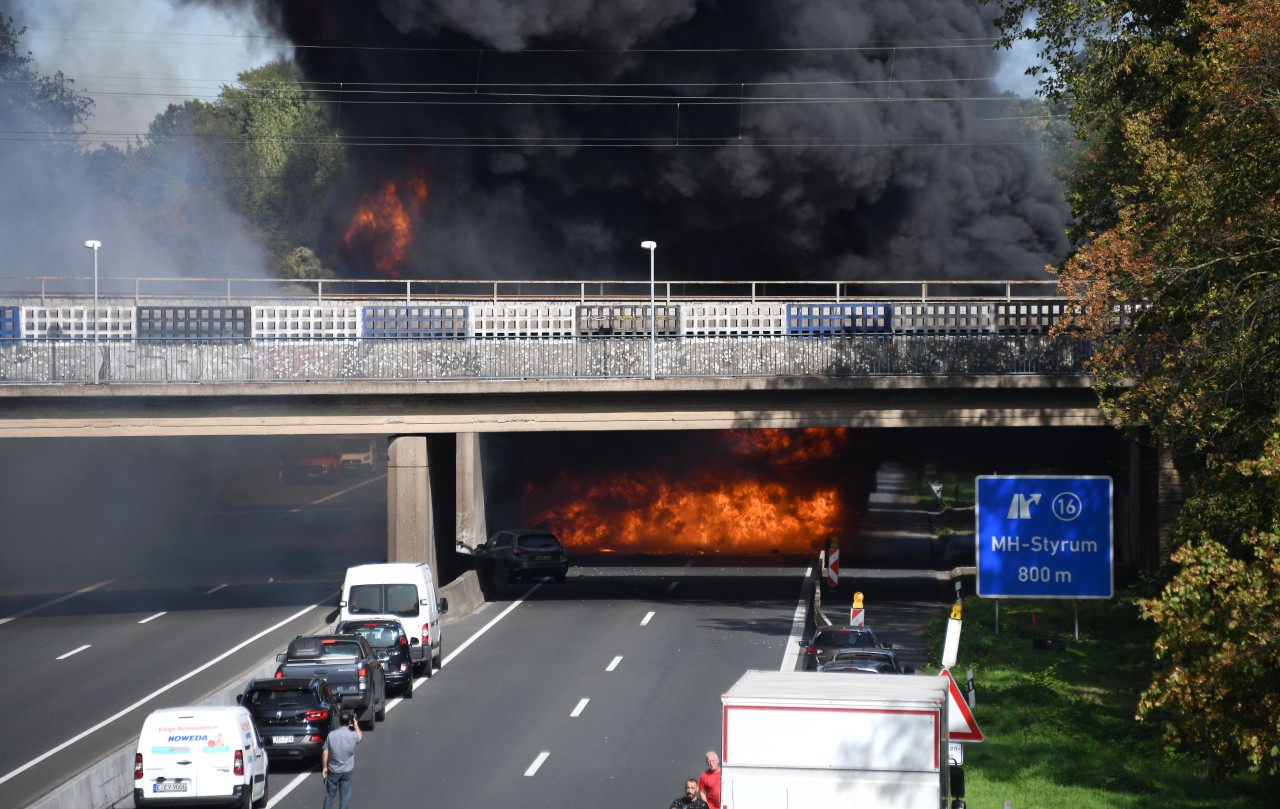 Der Unfall auf der A40 bei Mülheim sorgte für einen Riesen-Schaden. Nun muss sich der Unfallverursacher vor dem Gericht erklären. (Archivbild)