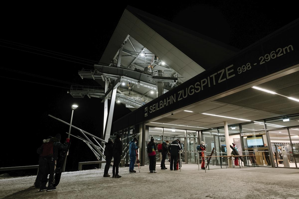 Anstehen an der Bayerischen Zugspitzbahn: Wer früh auf den Berg kommt, findet oftmals leere Pisten vor. 