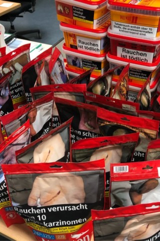 Dortmund: Die Polizei hat diese versiegelten Tabakwaren in einem BMW mit polnischen Fahrzeug gefunden.