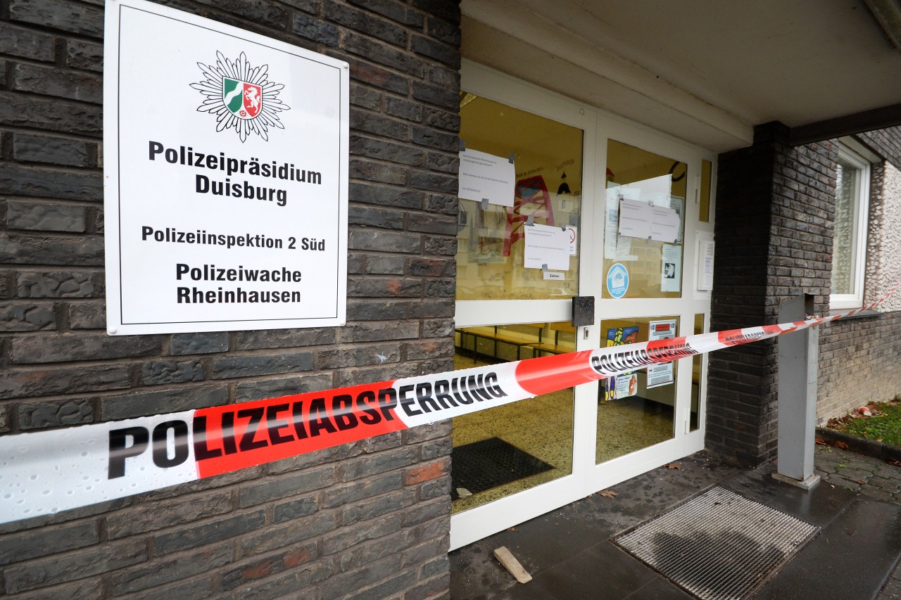 Duisburg: Ein Mann machte sich an der Fassade der Polizeiwache Rheinhausen zu schaffen. (Archivbild)