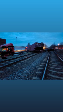 In Duisburg krachte ein Güterzug gegen einen Lkw.
