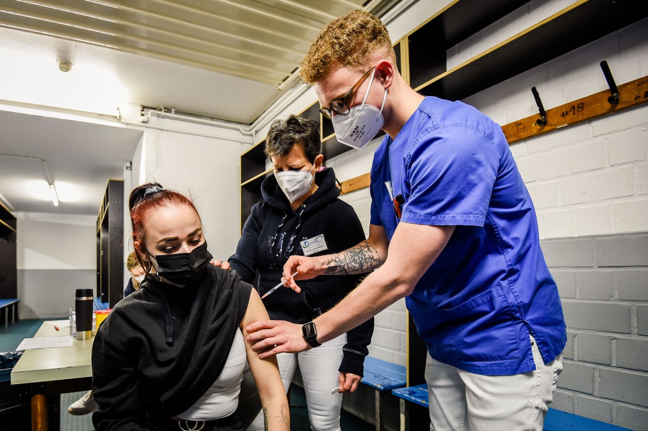 Essen: Medizin-Student Jan Deckert bei der Impfaktion in der Eishalle.