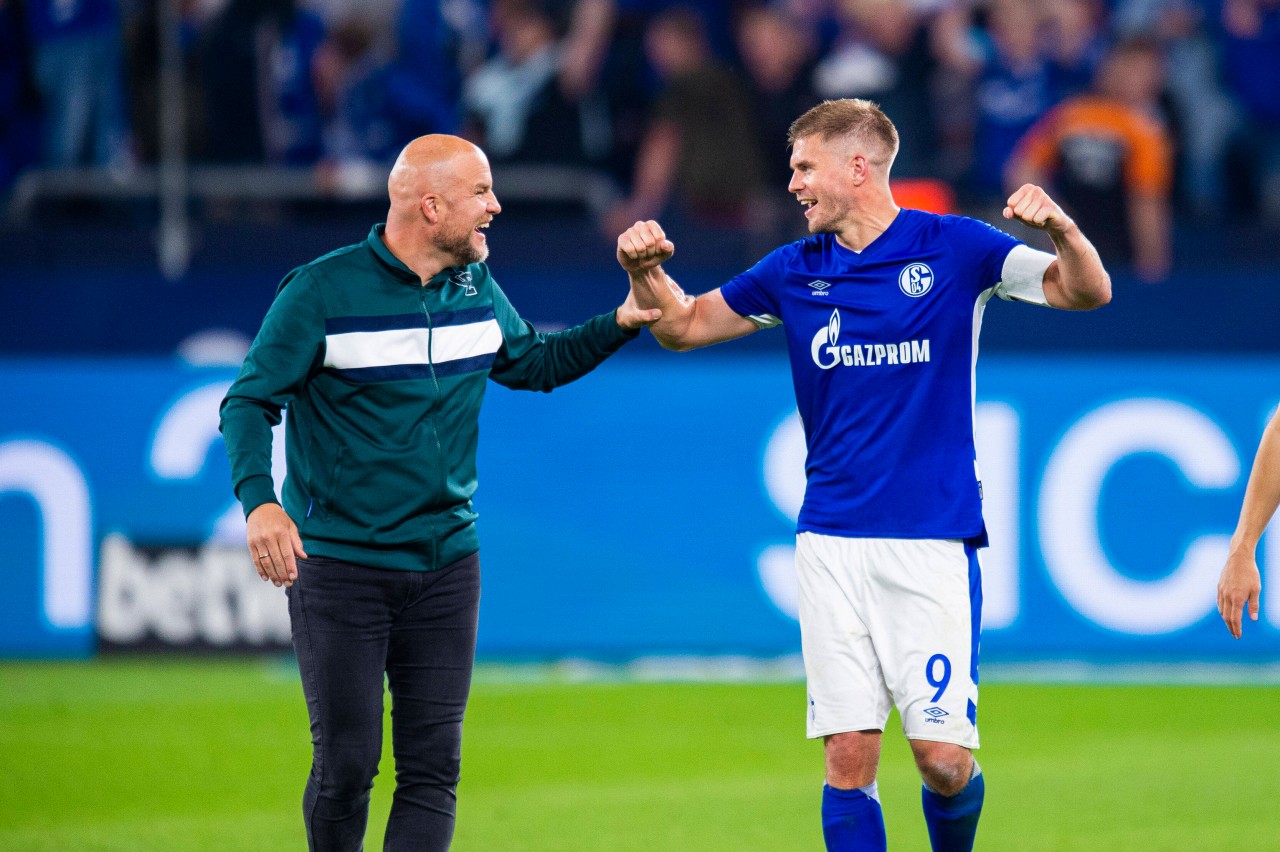 Sportdirektor Rouven Schröder wird von den Fans des FC Schalke 04 für seine gute Arbeit gefeiert.