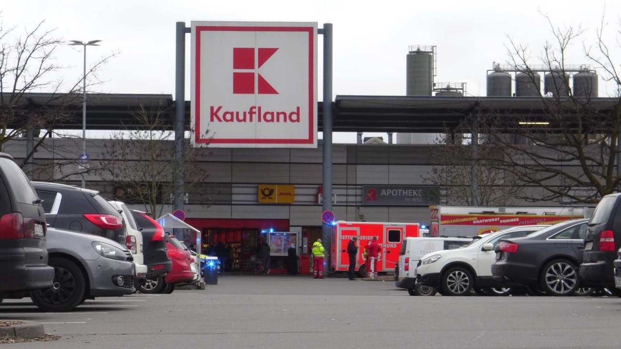 Vor einem Kaufland in Dortmund zückt plötzlich eine Person ein Messer.