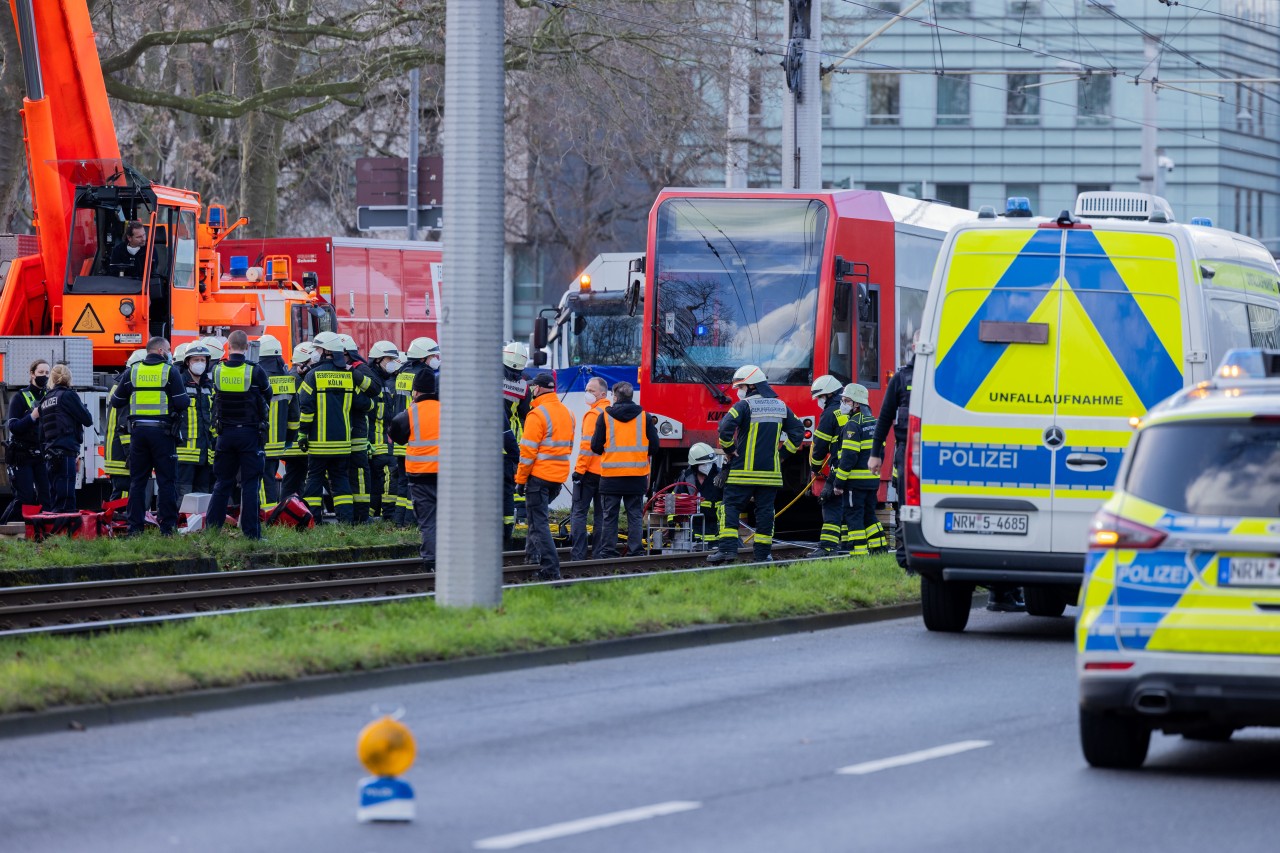 Ein Unfall zwischen einer Frau und einer Straßenbahn in Köln ist tödlich geendet.