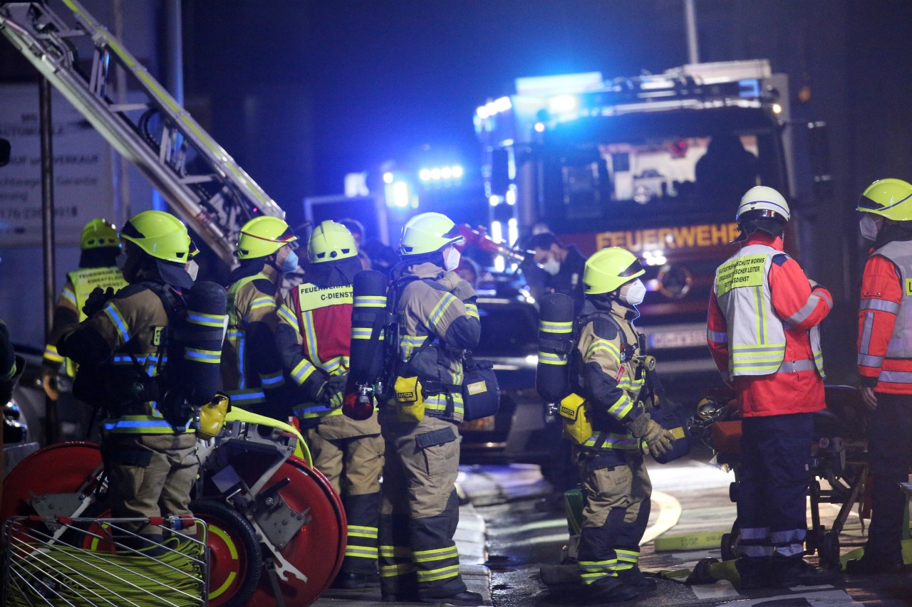 Mülheim: Die Feuerwehr bekämpfte am Mittwochabend einen Brand an der Bahnstraße. (Symbolbild)