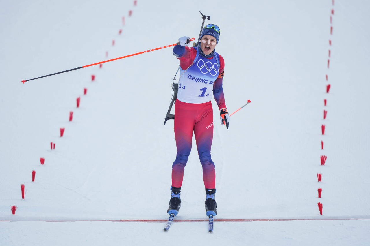 Olympia 2022: Vetle Sjaastad Christiansen sichert für Norwegen die Goldmedaille in der Biathlon-Staffel der Männer. 