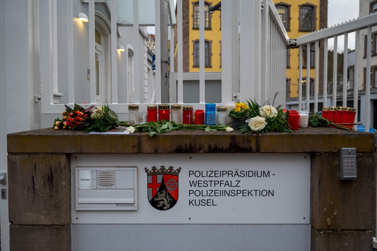 Im Gedenken an die beiden erschossenen Polizisten, wurden am Eingang der Polizei in Kusel (Rheinland-Pfalz) Kerzen aufgestellt und Blumen niedergelegt. 