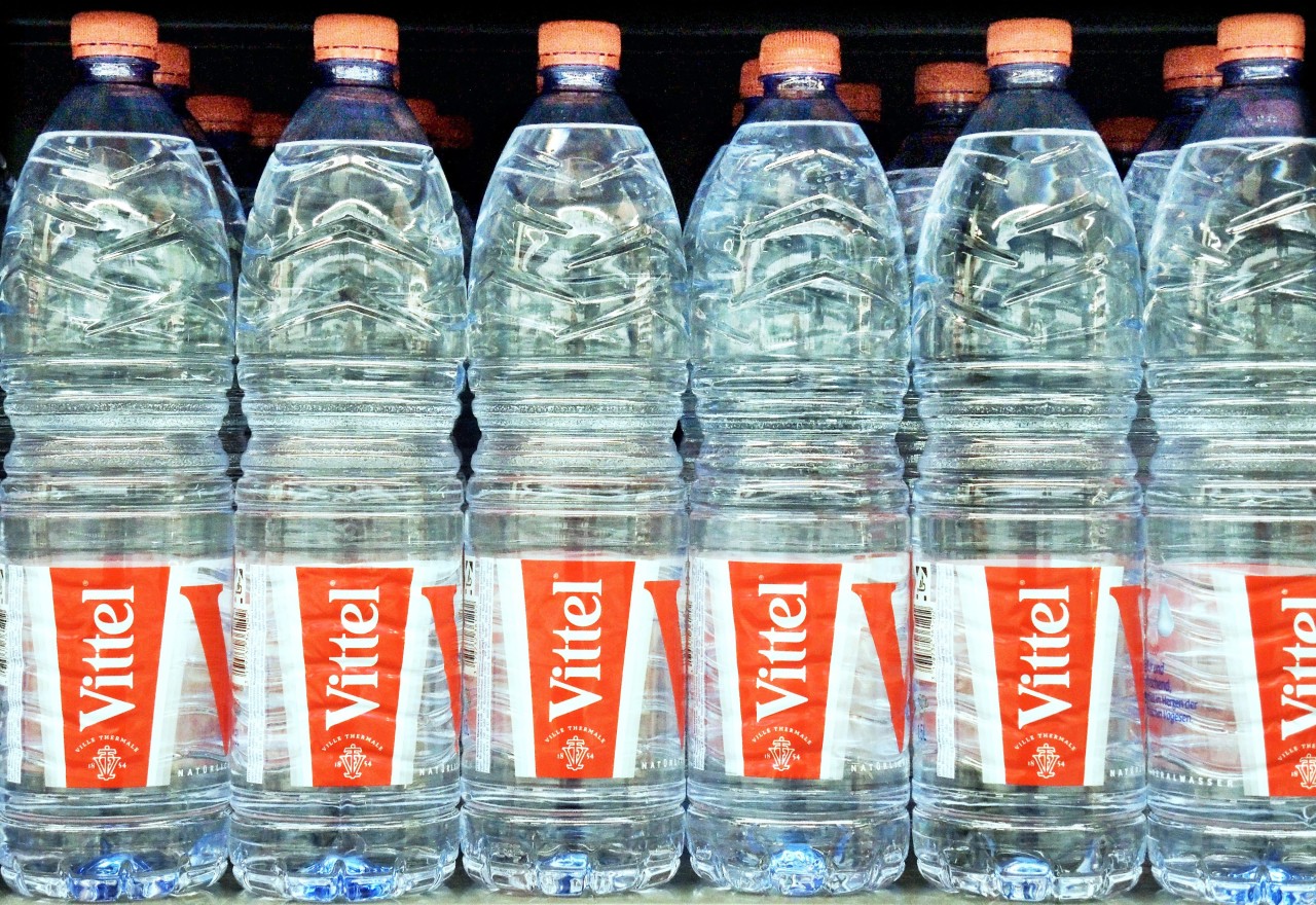 Das „Vittel“-Mineralwasser von Nestlé wirst du in deutschen Supermärkten und Discountern bald nicht mehr finden. 