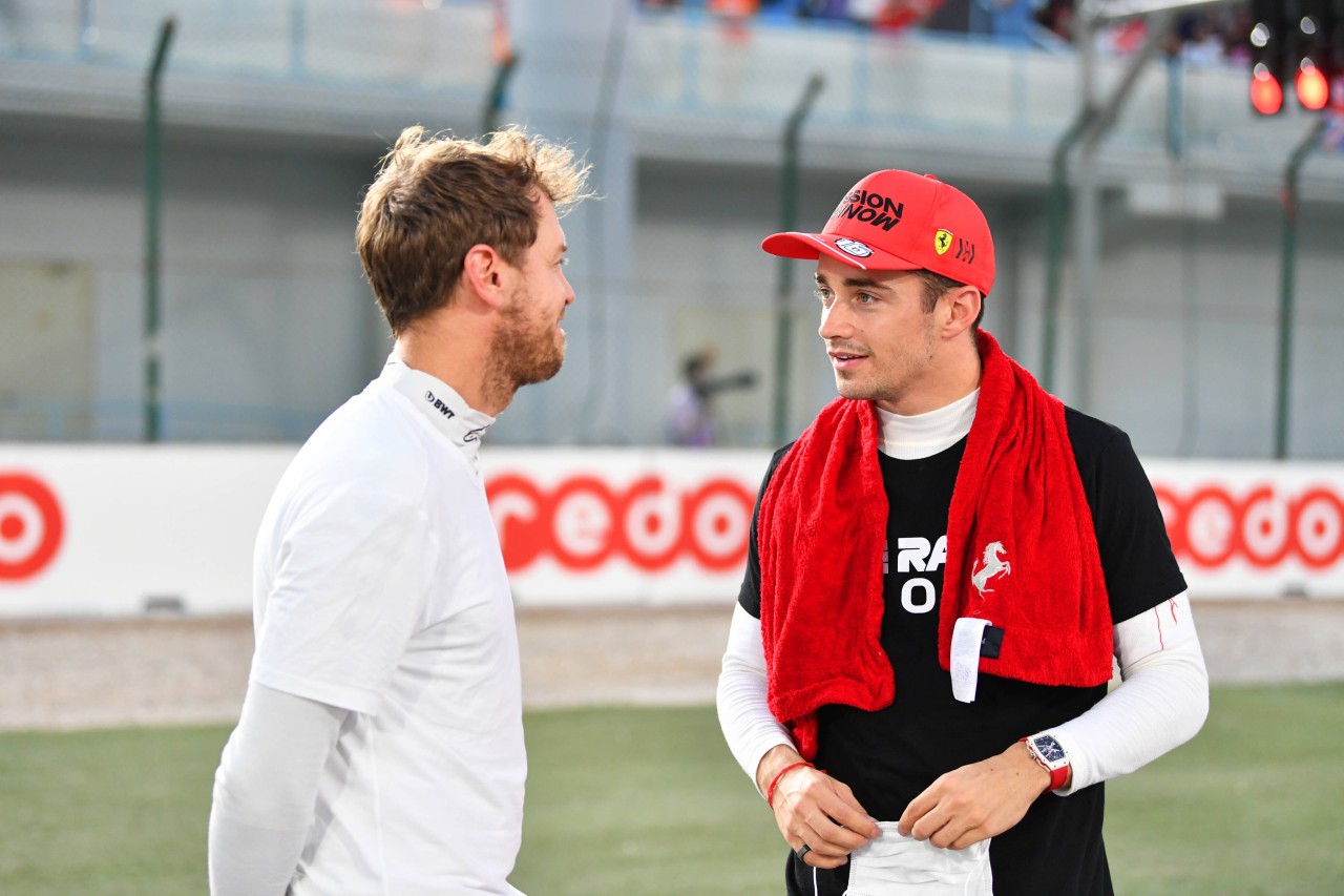 Formel 1: Ferrari-Star Charles Leclerc im Austausch mit seinem früheren Teamkollegen Sebastian Vettel.