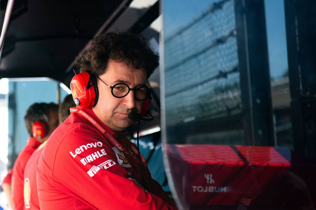 In der Formel 1 hat Rennstall Ferrari um Teamchef Mattia Binotto für Verwirrung gesorgt.