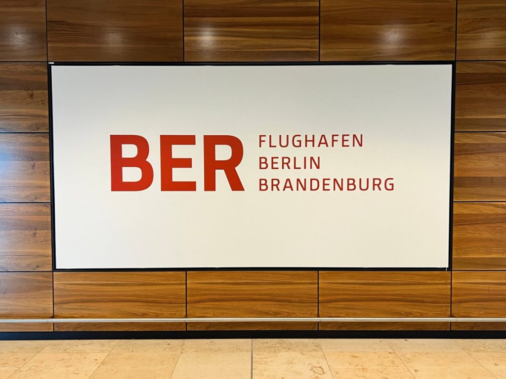 Schild des Flughafens BER
