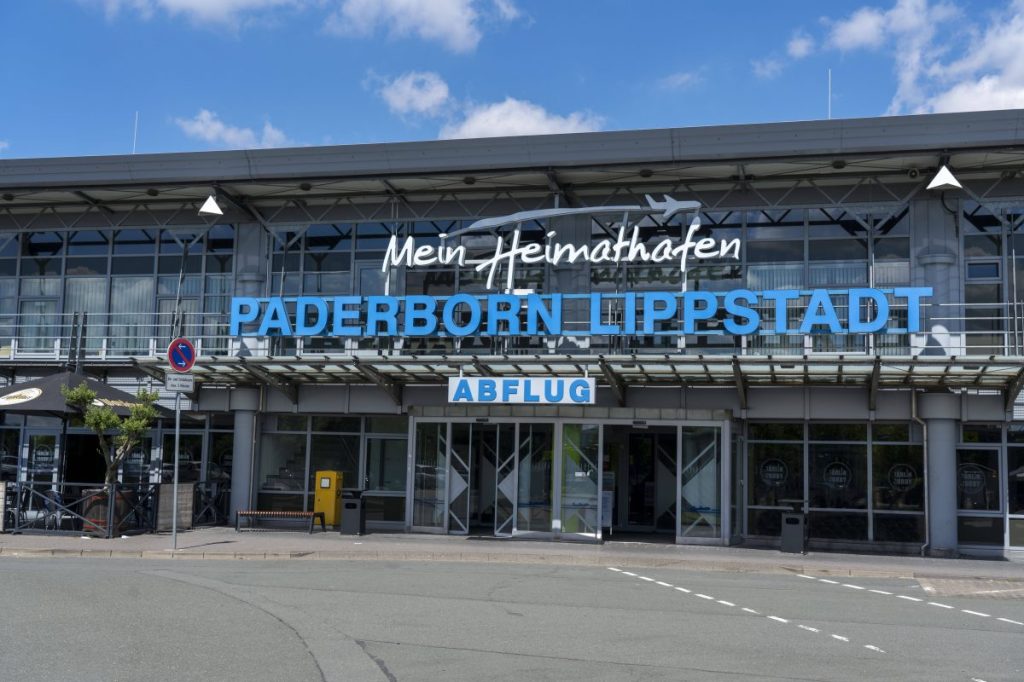 Außenansicht des Abflug-Terminals des Flughafens Paderborn/Lippstadt.