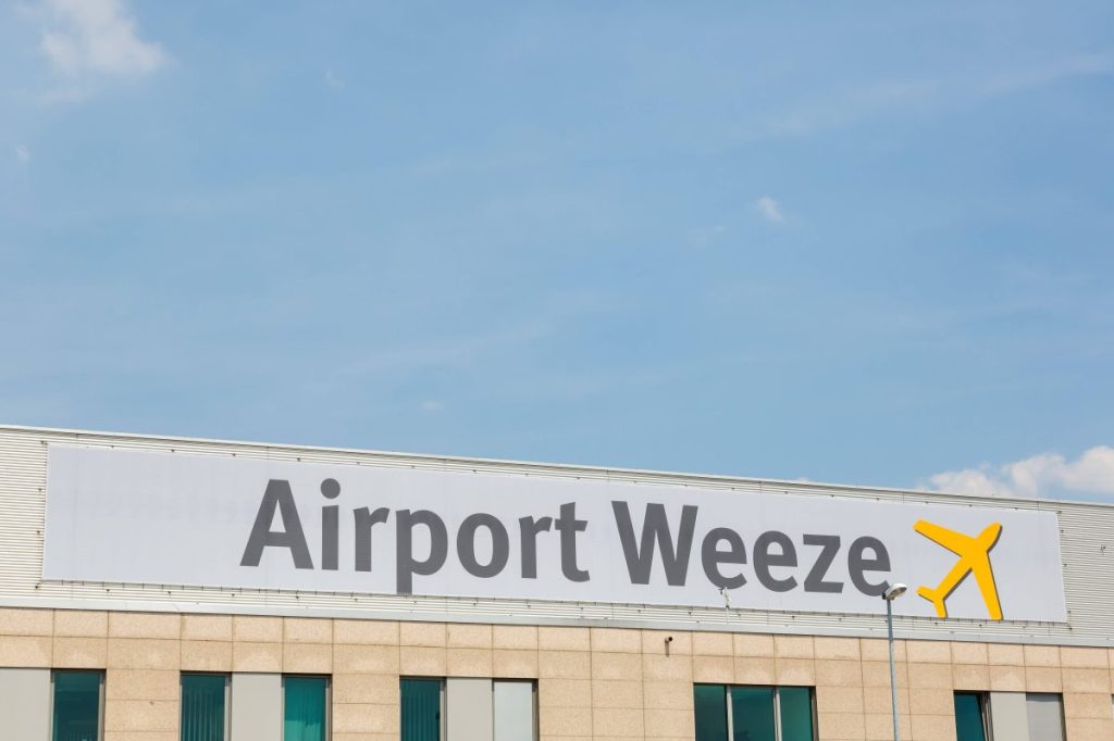 Schild vom Flughafen Weeze.