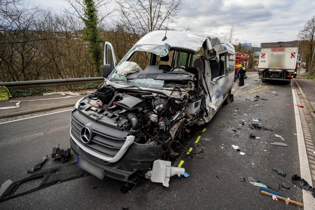 So sieht der Kleintransporter nach dem schweren Unfall in Werdohl (NRW) aus.