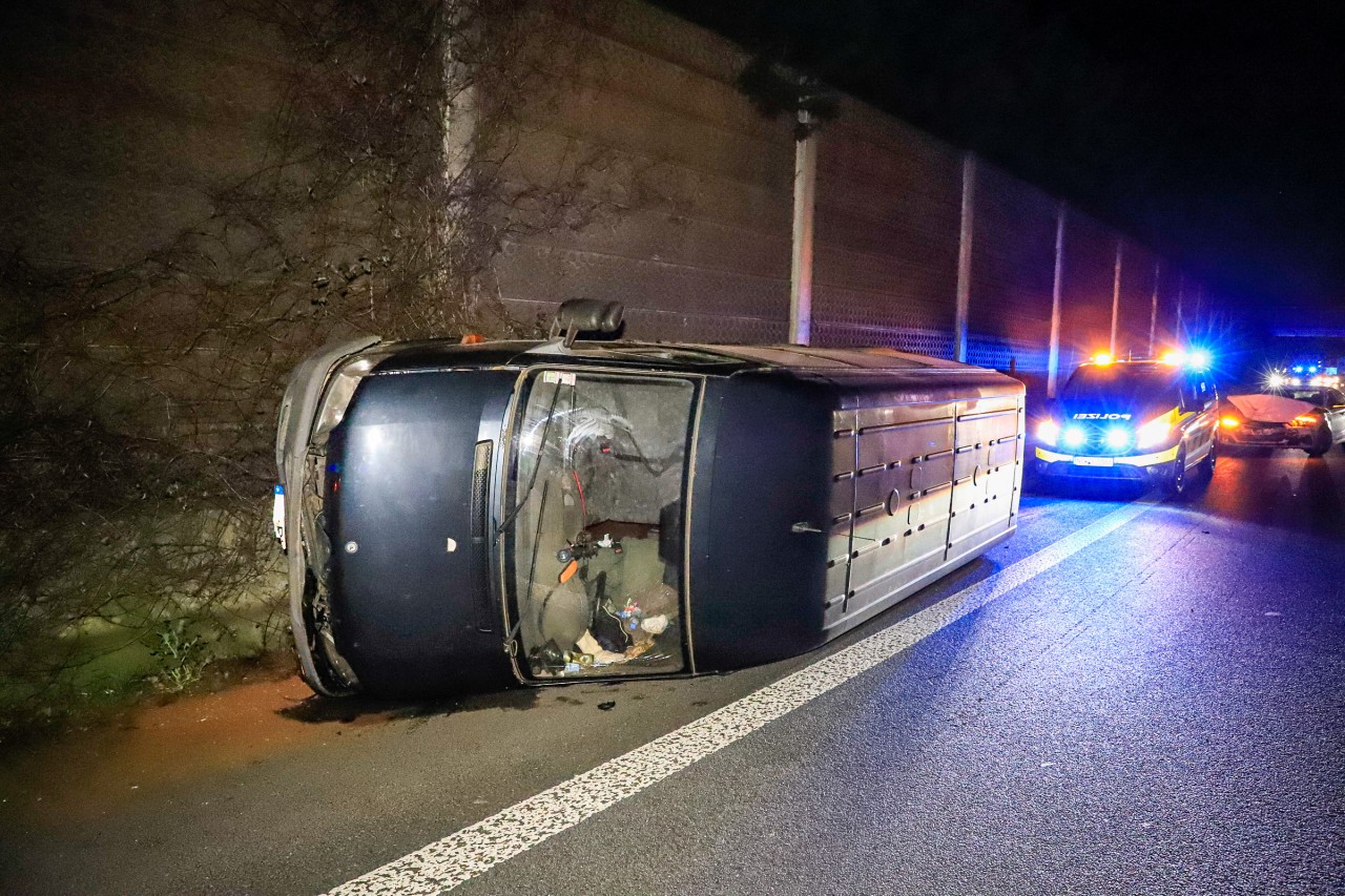 A40 in Essen: Verkehrsunfall! Ein Wagen überschlug sich. Der andere erlitt einen Totalschaden. 
