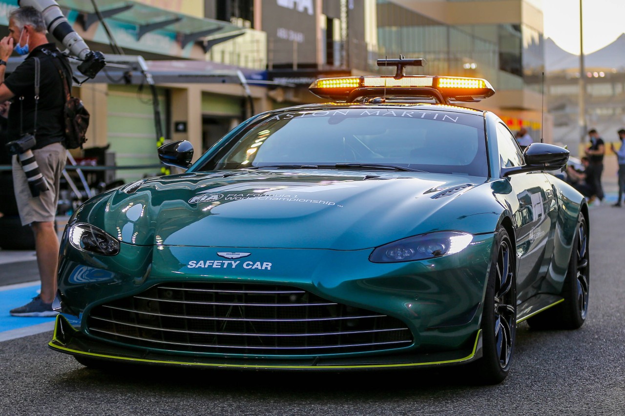 Das Safetycar ist ein Aston Martin Vatange Coupe in der F1-Edition.