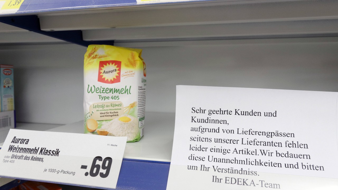 Wer bei Edeka, Rewe und anderen Supermärkten Mehl kaufen will, schaut oft in leere Regale. (Symbolfoto)