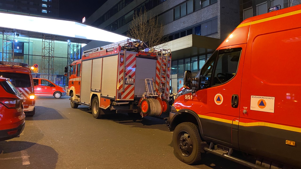 Am Hauptbahnhof Essen stehen am Samstagabend mehrere Einsatz-Wagen der Feuerwehr – darunter Spezialisten der Analytischen Task Force. 