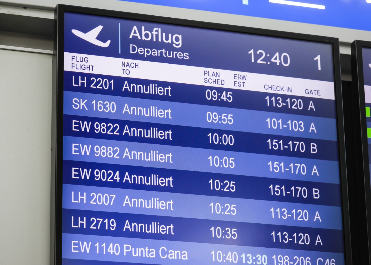Flughafen Düsseldorf: Streik! Erneut sind rund 140 Flüge gestrichen und Passagiere müssen mit langen Wartezeiten bei den Sicherheitskontrollen rechnen. (Archivbild)