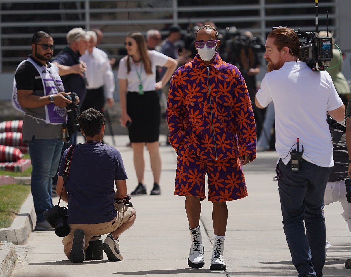 Lewis Hamilton im Blümchen-Outfit.