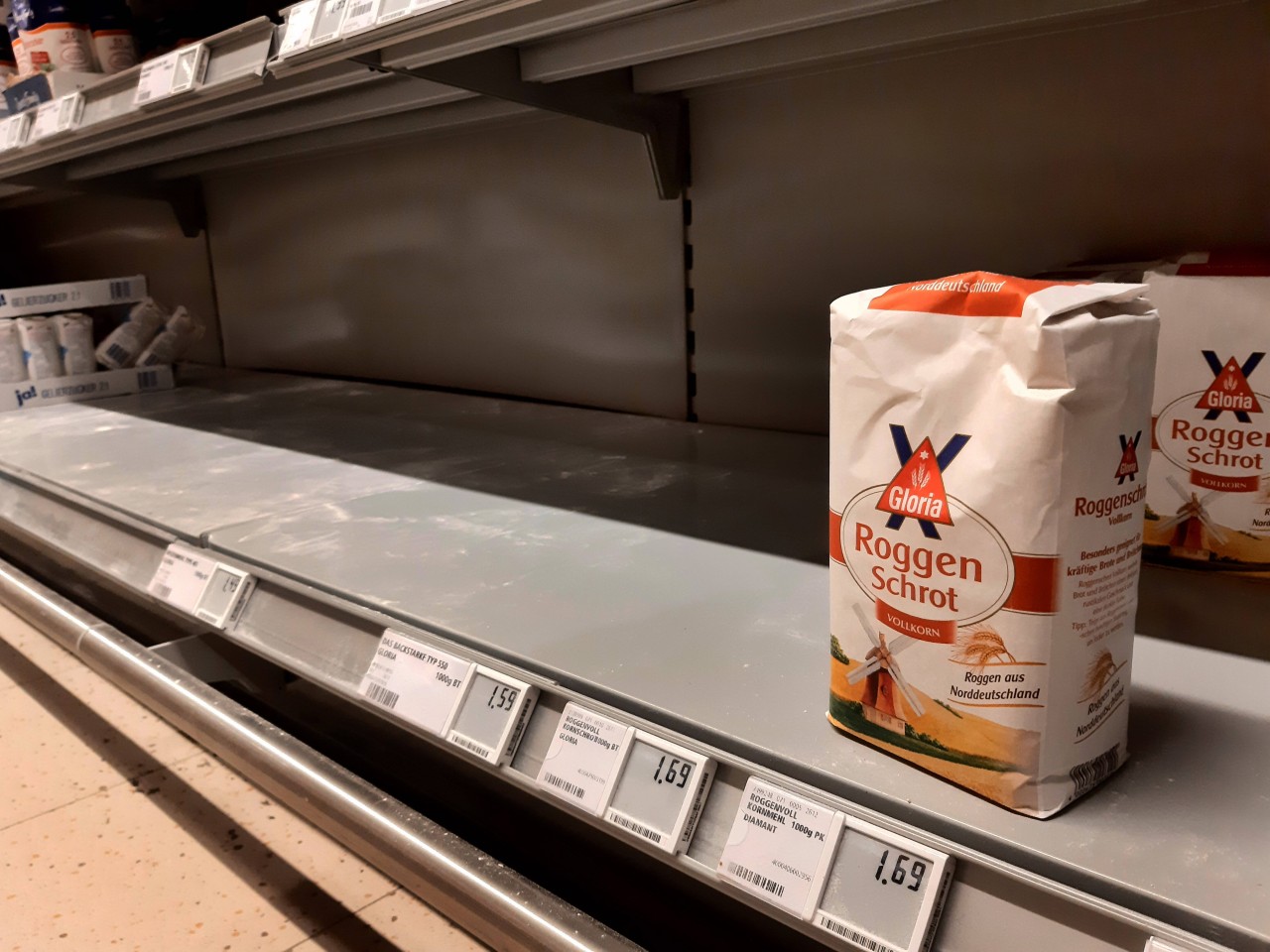 Die Deutschen hamstern wieder extrem, was in vielen Supermärkten zu leeren Regalen führt. (Symbolbild)