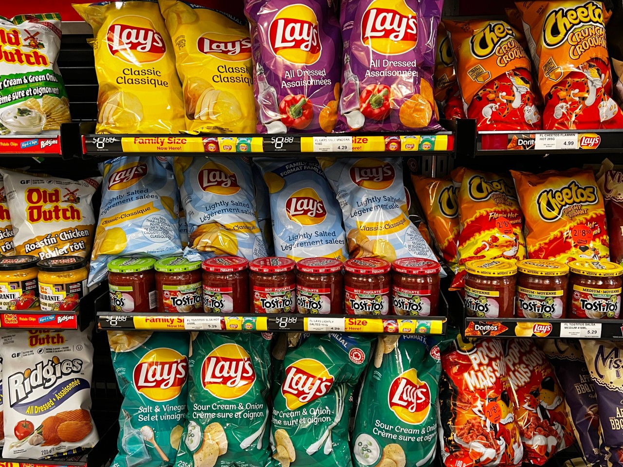 Wegen des Mangels an Sonnenblumenöl werden wohl auch Kartoffel-Chips und Pommes bei Rewe, Edeka und anderen Märkten knapp werden. (Symbolfoto)