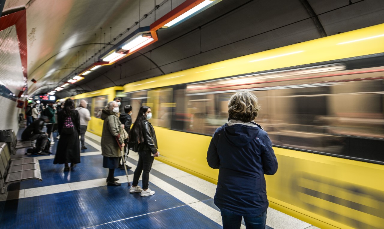 Bei der Ruhrbahn bleibt die Maskenpflicht bestehen, aber andere Regeln werden aufgeweicht. (Symbolbild)