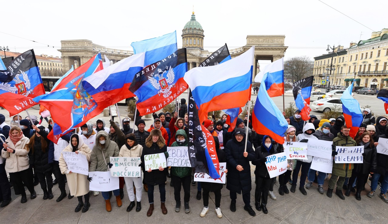 Eine Pro-Russland-Demonstration in St. Petersburg. Auch in Deutschland gibt es Putin-Befürworter unter Russland-Deutschen.