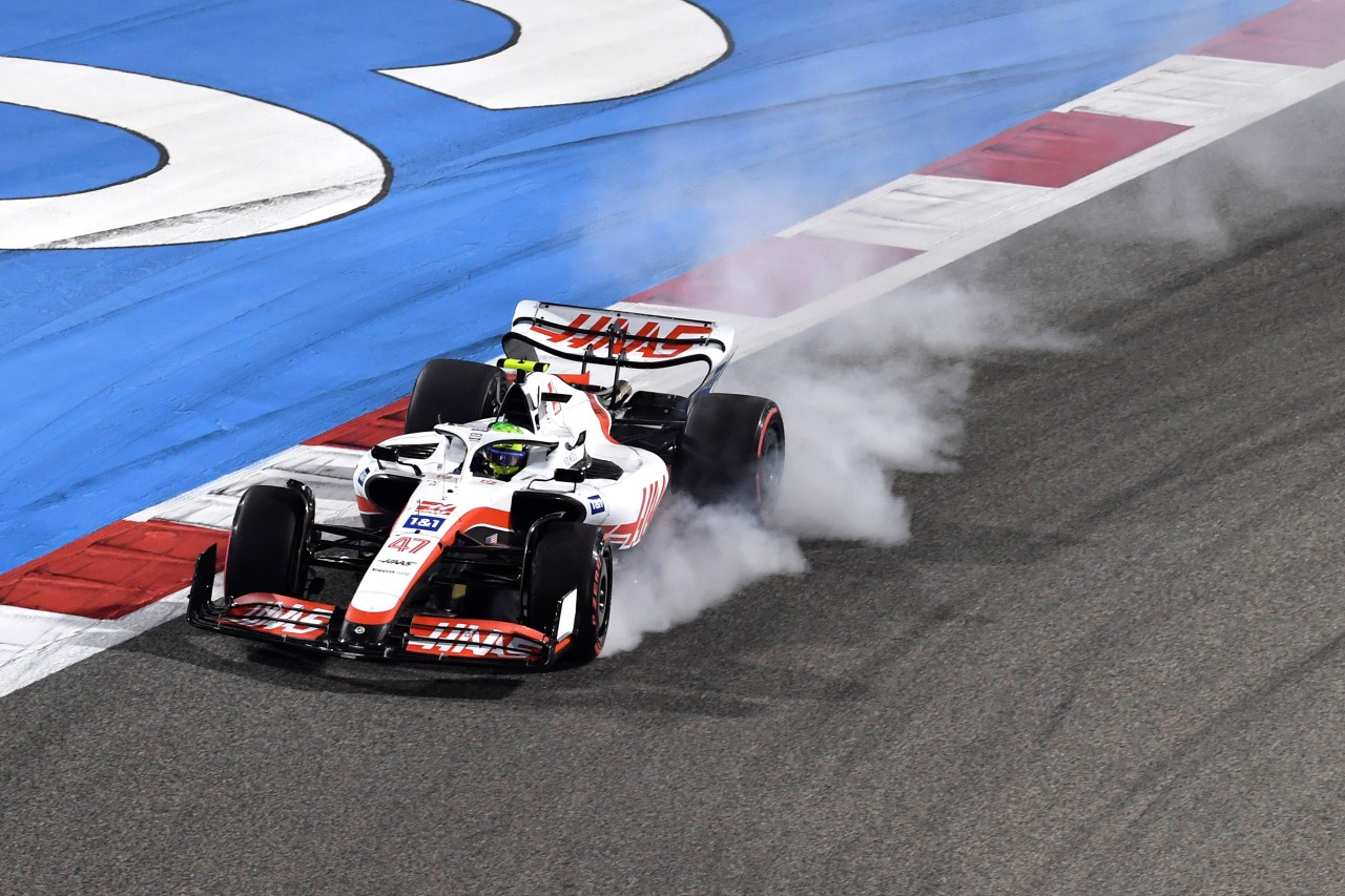 Mick Schumacher verbremst sich in Bahrain.