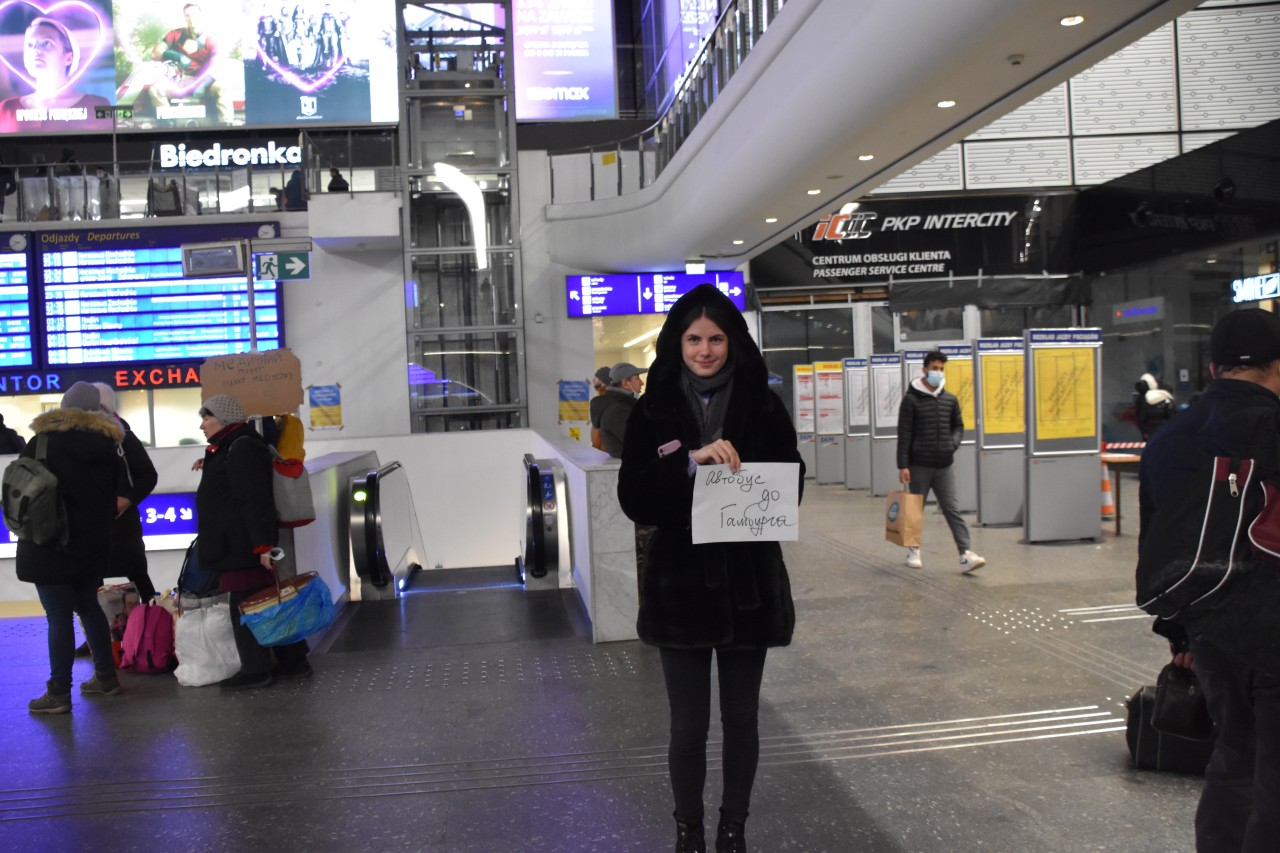 Anastasiia hilft den Ukraine-Flüchtlingen am Warschauer Hauptbahnhof.