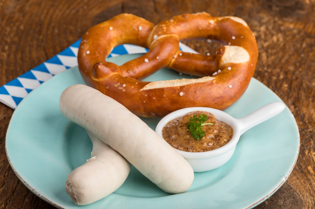 Das typisch Münchner Gericht Weißwurst mit einer Breze und süßem Senf. (Archivbild)