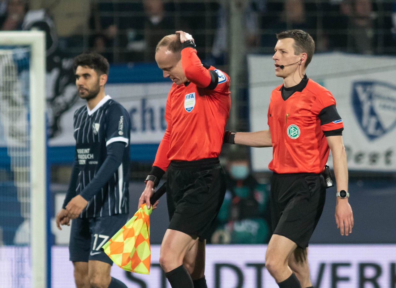 VfL Bochum - Borussia Mönchengladbach: Nachdem Linienrichter Christian Gittelmann von einem Bierbecher getroffen wurde, brach Referee Benjamin Cortus die Partie ab.