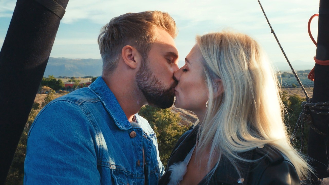 Dominik und Nele tauschen bei "Der Bachelor" in Folge 9 unzählige innige Küsse aus. 