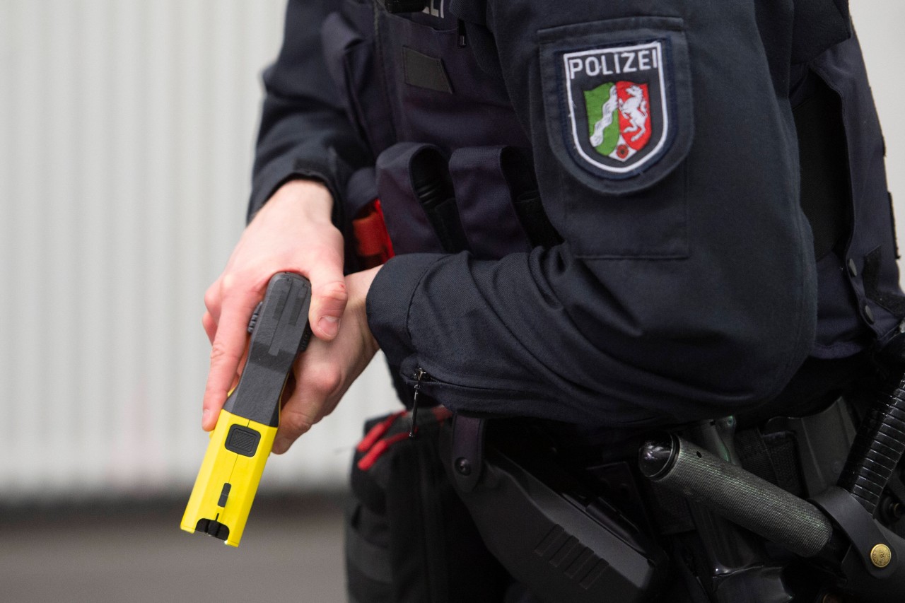 Die Polizei Dortmund musste am Wochenende bei einer Massenschlägerei den Taser einsetzen. (Symbolbild)
