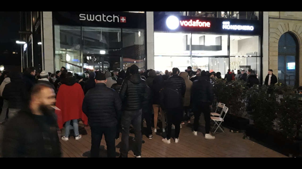 In Düsseldorf stehen hunderte Menschen vor dem Swatch-Geschäft am Schadowplatz und warten, bis der Ladne aufmacht.