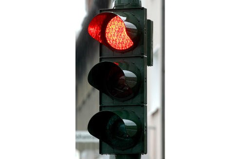 Bei Rot sollte man anhalten. Hält sich ein Autofahrer nicht an diese Regel und fährt weiter, muss er heute zwischen 90 und 360 Euro abdrücken. Nach dem alten Bußgeldkatalog waren es 50 bis 200 Euro.