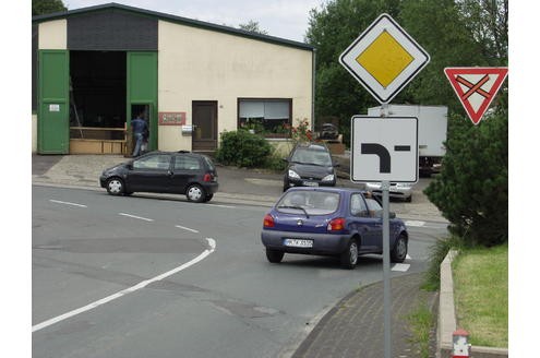 Nimmt ein Autofahrer einem anderen die Vorfahrt und wird dabei von der Polizei erwischt, kann ihn das 100 Euro kosten. Vor der Umstellung waren es 50 Euro.