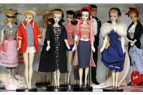 Pünktlich zum stolzen 50. Jubiläum der weltberühmten Barbie-Puppe planen die Universal-Studios einen Film über das Leben der kultigen Puppe.  