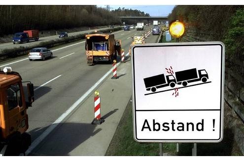 Zwischen dem eigenen und dem voranfahrenden Fahrzeug nicht genügend Abstand zu halten, kann teuer werden. Je nach Geschwindigkeit und Abstand werden zwischen 75 und 400 Euro fällig. Nach dem alten Bußgeldkatalog waren es nur 40 bis 250 Euro.