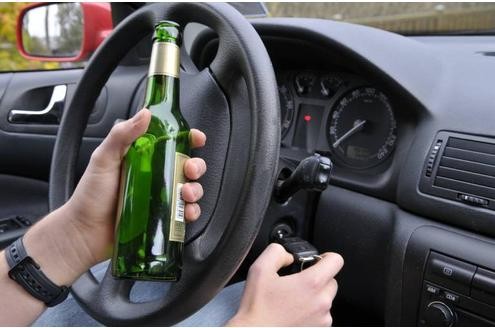 Fahranfänger müssen ganz auf Alkohol verzichten: Wer die Null-Promille-Regel nicht einhält zahlt 250 Euro. Ebenfalls doppelt so viel wie vor der Reform.