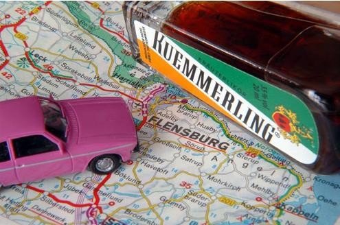 Kein Kavaliersdelikt: Mit Alkohol oder Drogen im Blut Auto zu fahren, kann böse enden und teuer werden. Beim ersten Verstoß sind es 500, beim zweiten 1000 und beim dritten 1500 Euro. Eine Verdopplung der früher dafür verlangten Bußgelder.