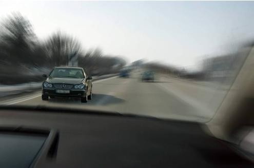 Wer auf der Autobahn rückwärts fährt, die Vorfahrt missachtet oder wendet und zum Geisterfahrer wird, muss mit einem Bußgeld von 70 bis 200 Euro rechnen. 