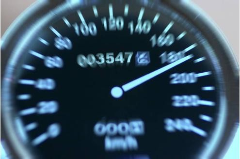 Mit unangepasster Geschwindigkeit zu fahren kostet jetzt 100 statt 50 Euro. 