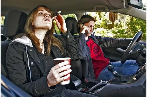 Finden Sie die Fehler? Der Fahrer telefoniert nicht nur. Seine Beifahrerin und er selbst sind auch nicht angeschnallt. Dafür berechnet die Polizei 30 Euro. Sind auch Kinder im Wagen, die nicht gesichert sind, kann dies bis zu 50 Euro kosten.