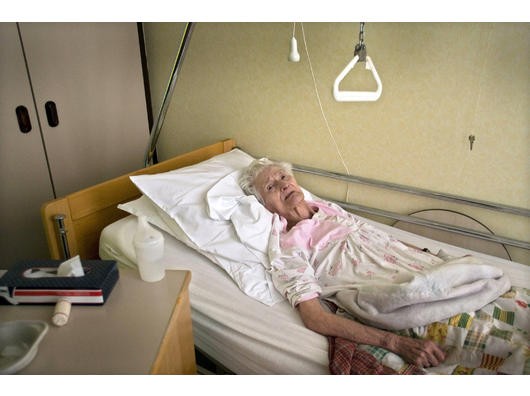 „Ich bin müde, todmüde, verschlissen“, klagt Amelie Van Esbeen. Und fügt flehend hinzu: „Ich will sterben.“ Aber die Ärzte in Antwerpen verweigern der 93-Jährigen Sterbehilfe. Nach einem gescheiterten Selbstmordversuch Amelie Van Esbeen in den Hungerstreik getreten. Foto: afp