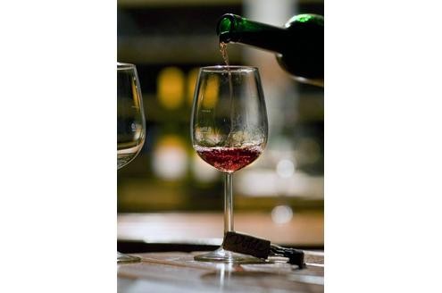 (Bild: Imago)
Für ein gesundes Herz , sollte man Alkohol in Maßen genießen. Denn Alkohol löst Bluthochdruck aus und erhöht die Cholesterinwerte. Ein Glas Wein kann dagegen herzgesund wirken. Es muss aber bei einem Glas bleiben.  