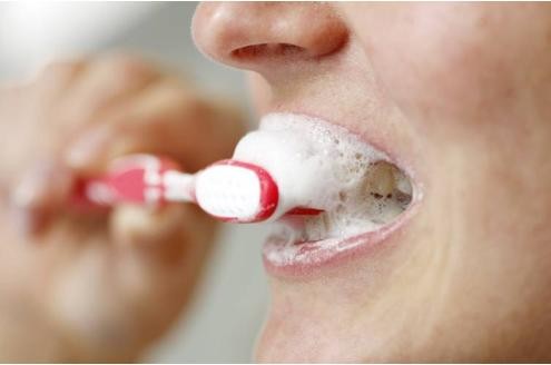 Nach jeder Mahlzeit die Zähne putzen? Schwer zu realisieren, denn wer nimmt schon seine Zahnbürste mit ins Büro? Zahnärzte geben Entwarnung. Es reicht morgens und abends die Zähne zu reinigen. Dies aber mindestens zwei Minuten lang.
(Bild: Imago)