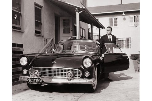 Autonarr: Brando war zeitlebens ein großer Fan von Motorrädern wie von Automobilen, hier etwa 1951 mit seinem Auto. (c) Marlon Brando - Eine Hommage in Fotografien